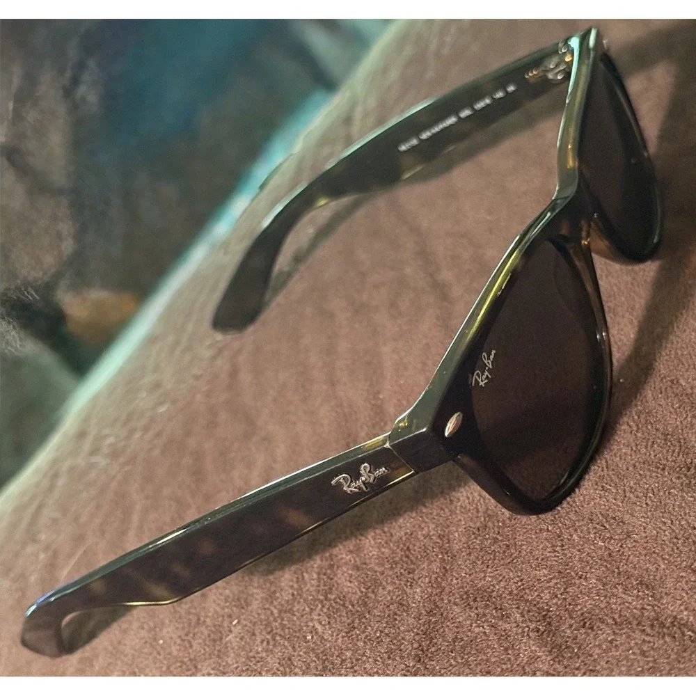 Ray-Ban New Wayfarer Tortoise Green RB2132 Previously Owned Sunglasses